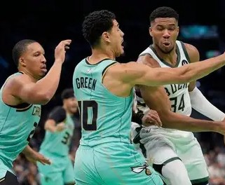 杨毅谈詹姆斯保镖骂球迷：可以赶球迷但不该骂人 这跟老詹有什么关系？